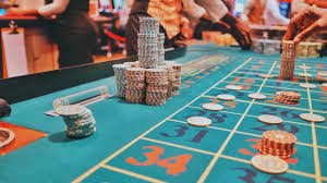 Myanmar ကစားသမားများ Baccarat Poker ကတ်ဂိမ်း Online ကစားနေပုံ